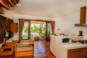 Fridge, stovetop, dishwasher, coffee/tea maker - Delu Villas Suite Seminyak (Seminyak)