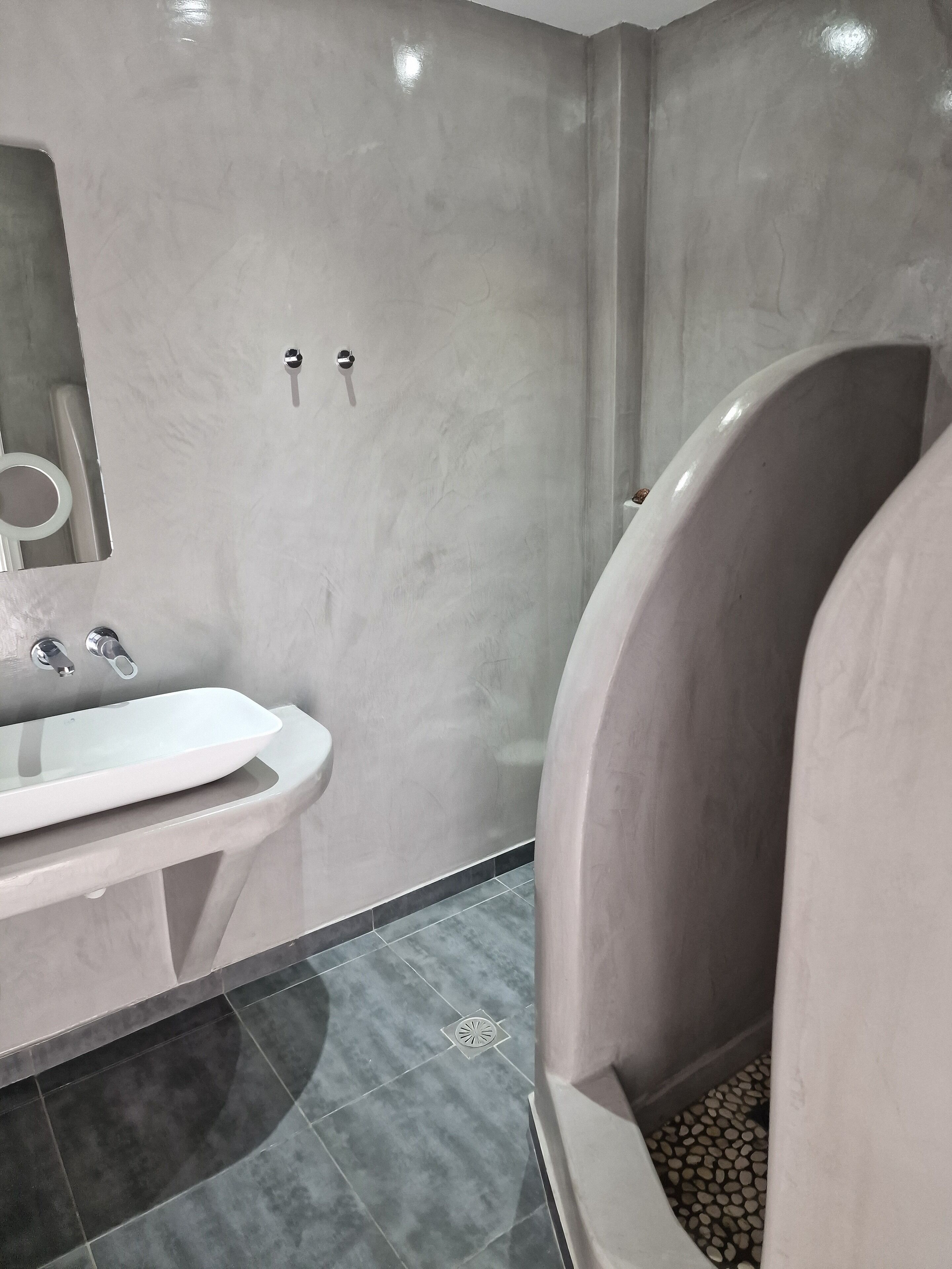 Superior-Studio | Badezimmer | Dusche, Haartrockner, Handtücher