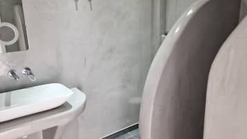 Superior-Studio | Badezimmer | Dusche, Haartrockner, Handtücher