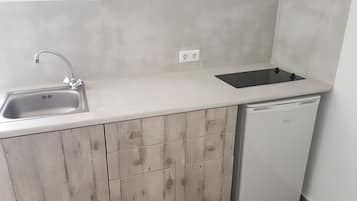 Deluxe Studio | Private kitchenette | Fridge, stovetop, electric kettle, cookware/dishes/utensils