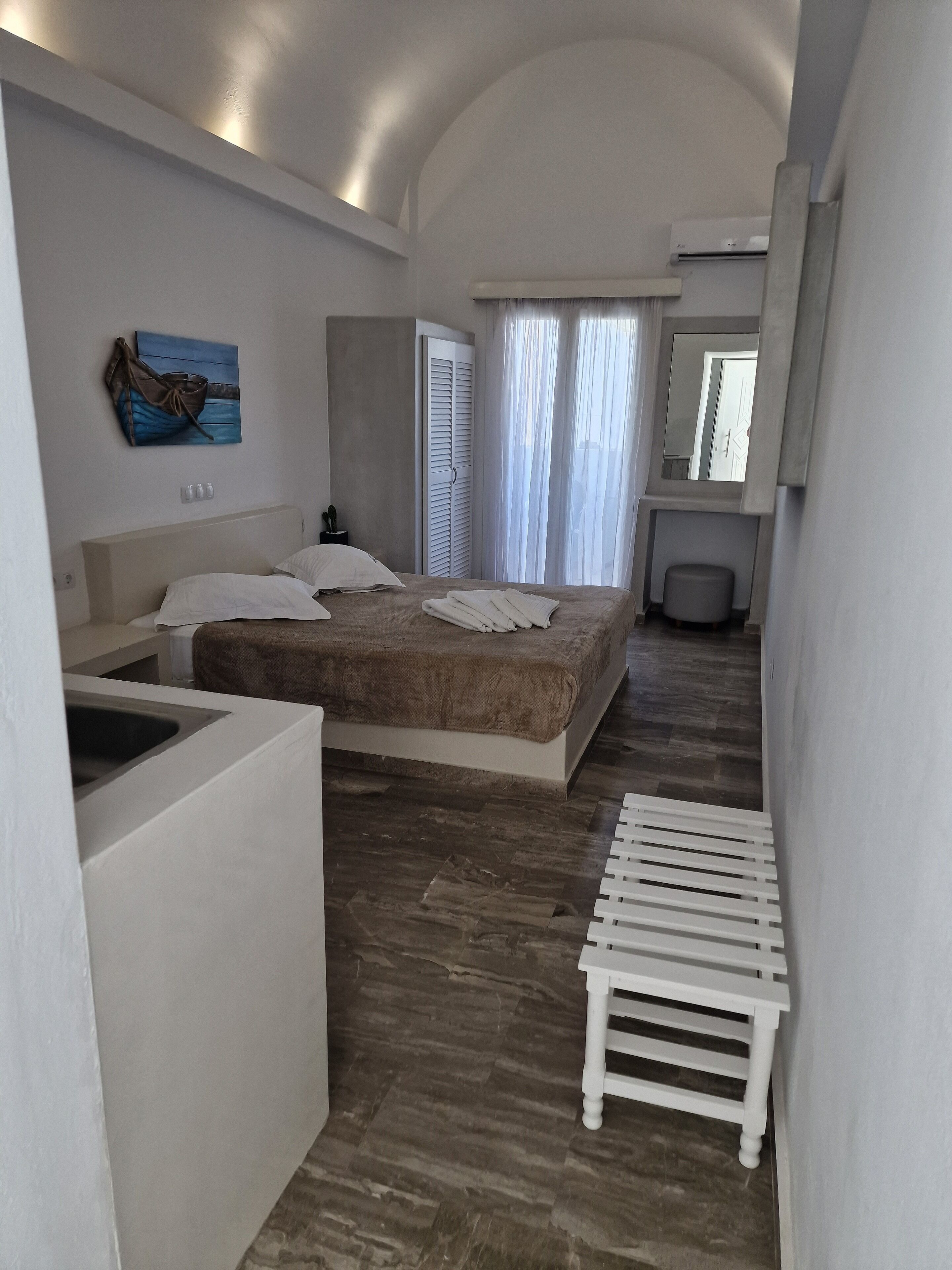 Studio Superior | Brankas, setrika/meja setrika, Wi-Fi gratis, dan seprai linen