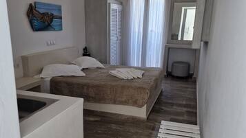 Studio Superior | Brankas, setrika/meja setrika, Wi-Fi gratis, dan seprai linen