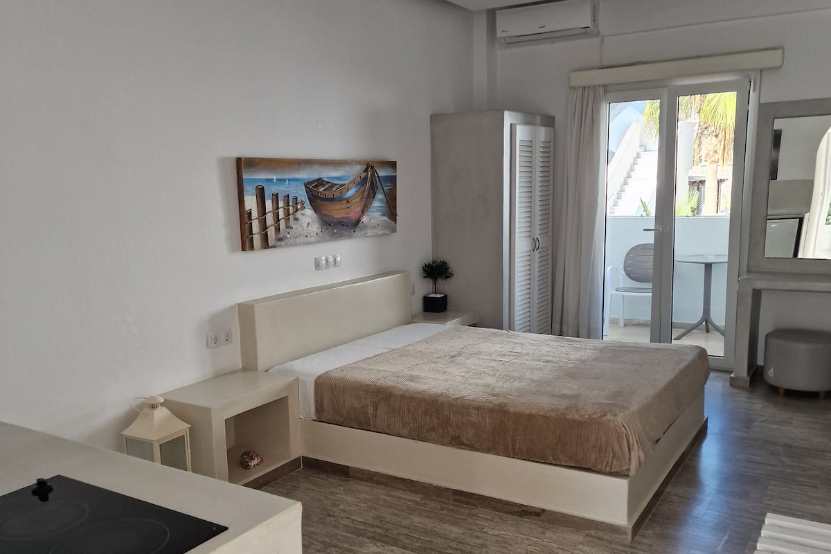 Superior Studio | 1 bedroom, in-room safe, iron/ironing board, free WiFi
