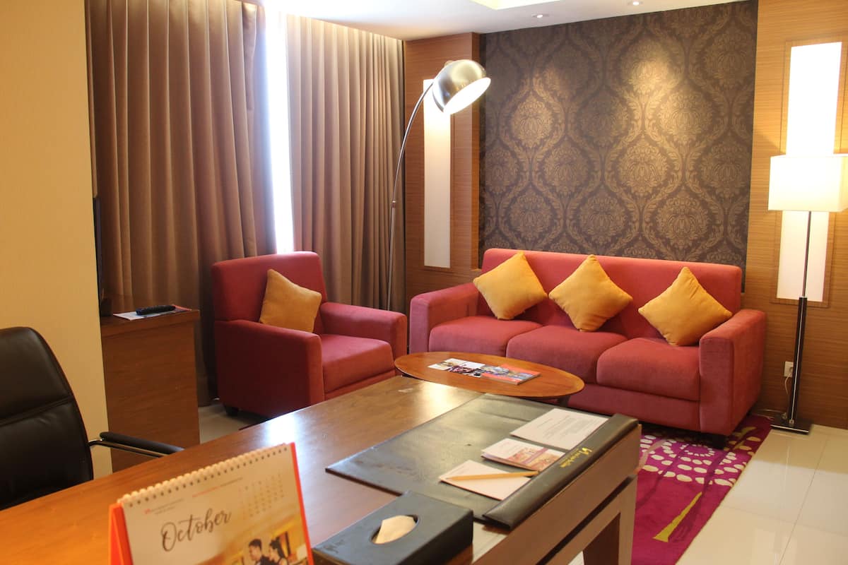 Suite, 1 King Bed, City View | Living room | 32-inch TV with cable channels