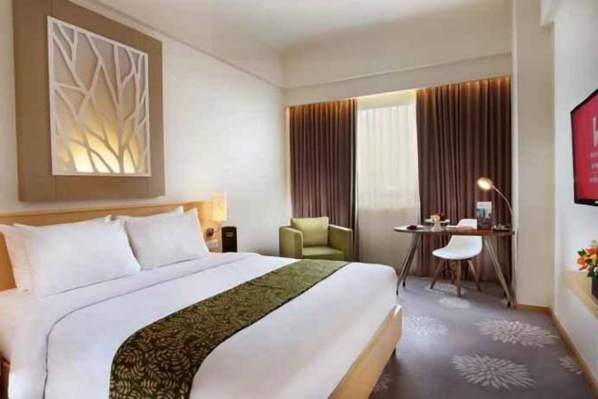 Premium bedding, in-room safe, desk, laptop workspace