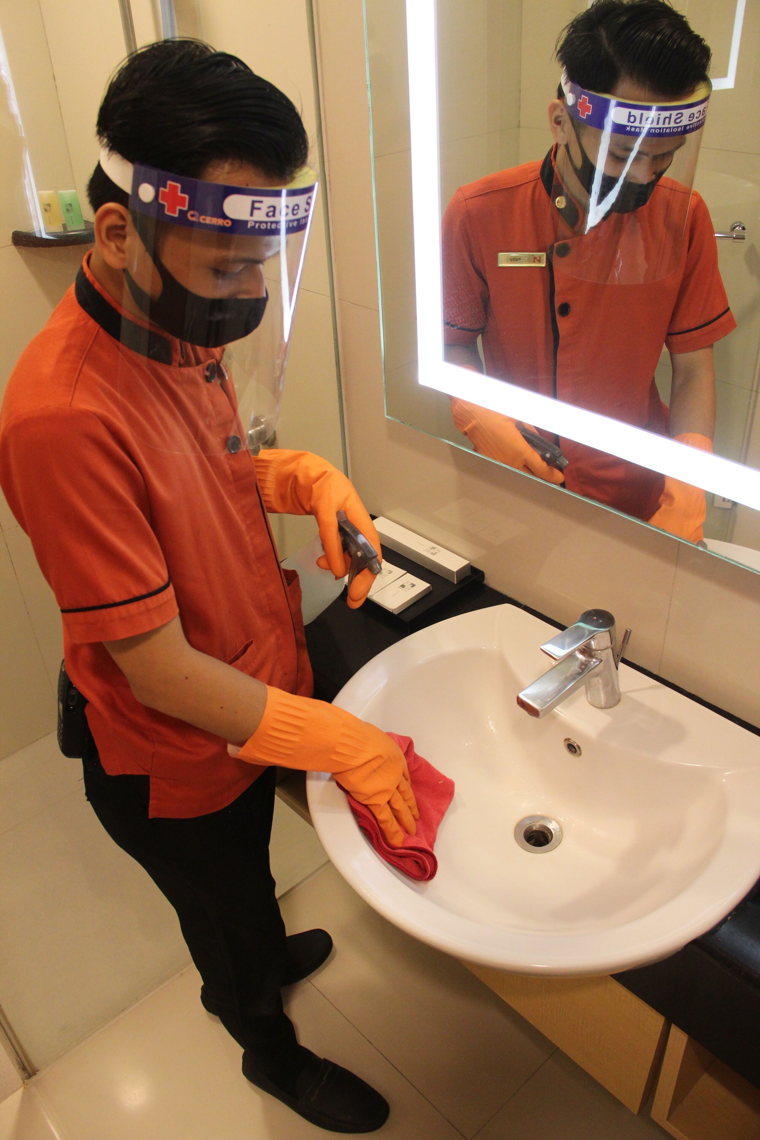 rainfall showerhead, free toiletries, hair dryer, slippers