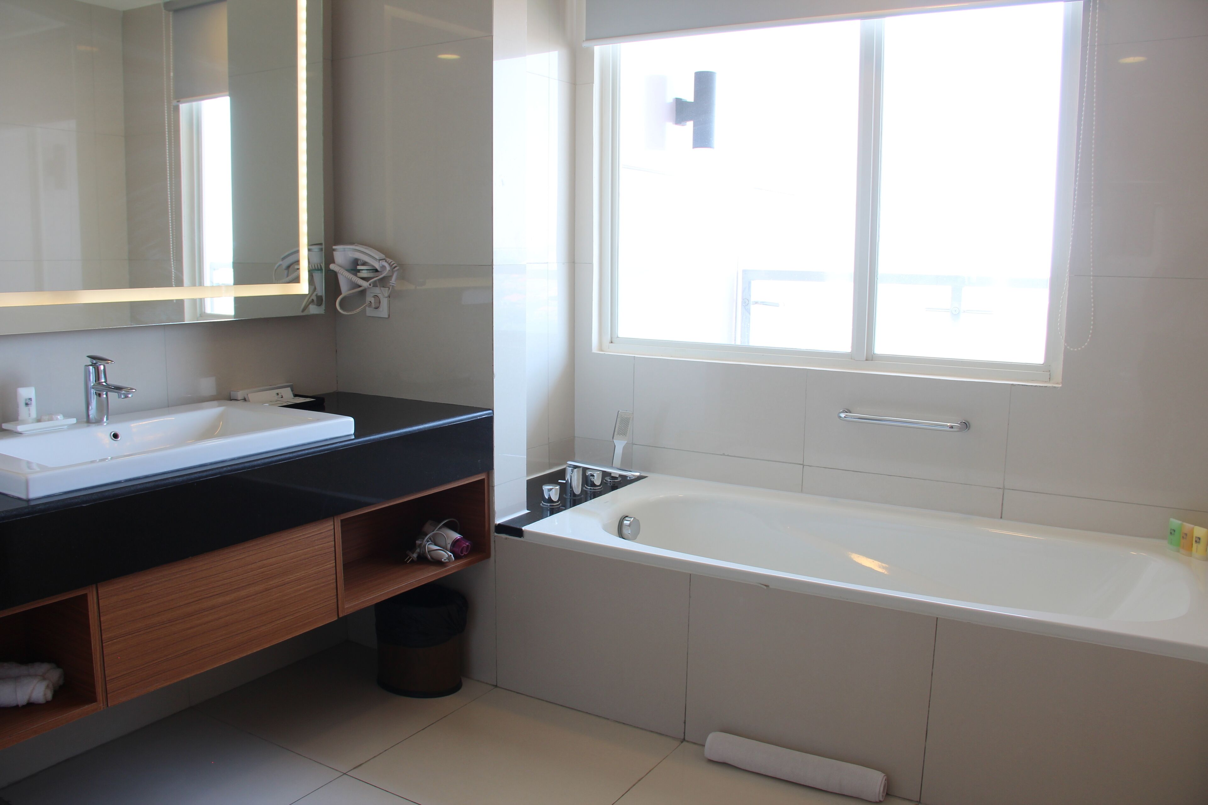 suite, 1 king bed, city view | 1 bedroom, premium bedding, in-room safe, desk