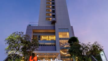 Vista frontal de la propiedad