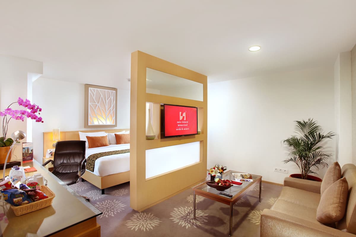 Junior Suite, 1 King Bed, City View | Premium bedding, in-room safe, desk, laptop workspace