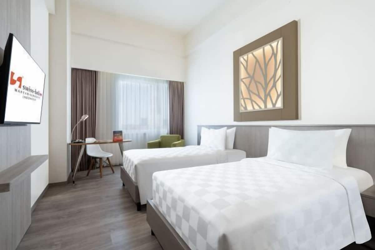 Premium bedding, in-room safe, desk, laptop workspace