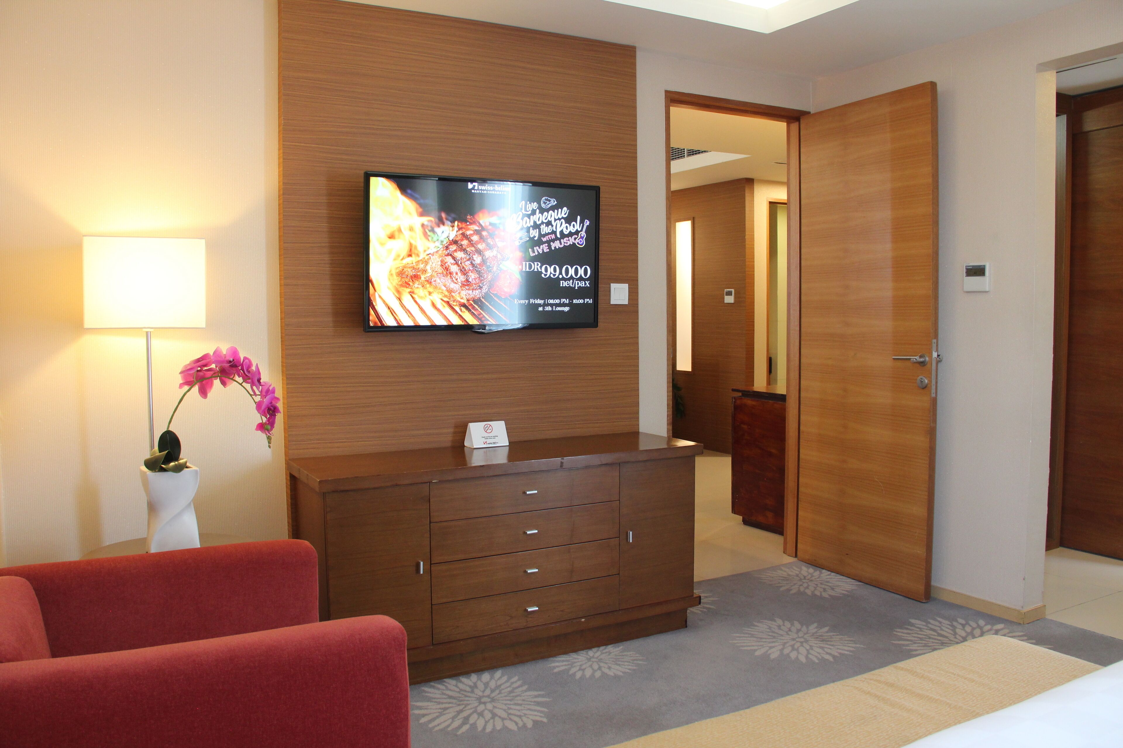 suite, 1 king bed, city view | 1 bedroom, premium bedding, in-room safe, desk