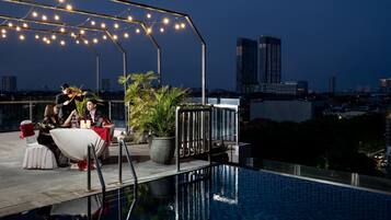 Menyajikan masakan internasional