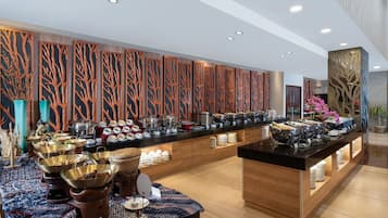 Petit déjeuner buffet (100000 IDR par personne)