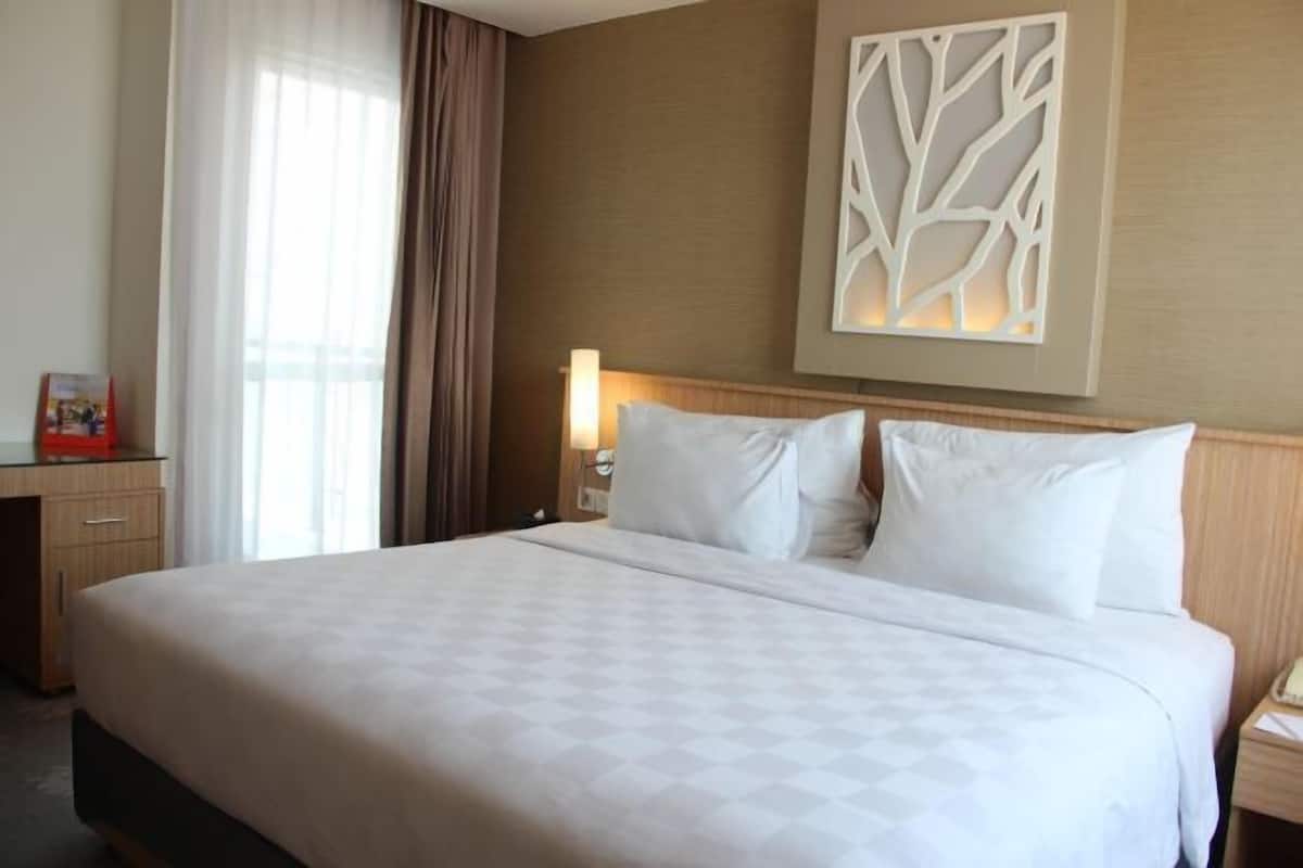 Premium bedding, in-room safe, desk, laptop workspace
