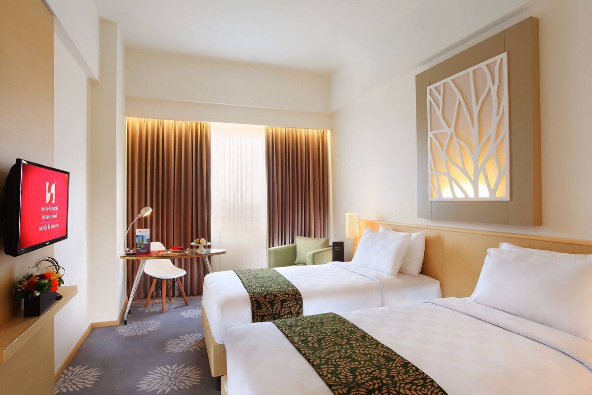 Premium bedding, in-room safe, desk, laptop workspace