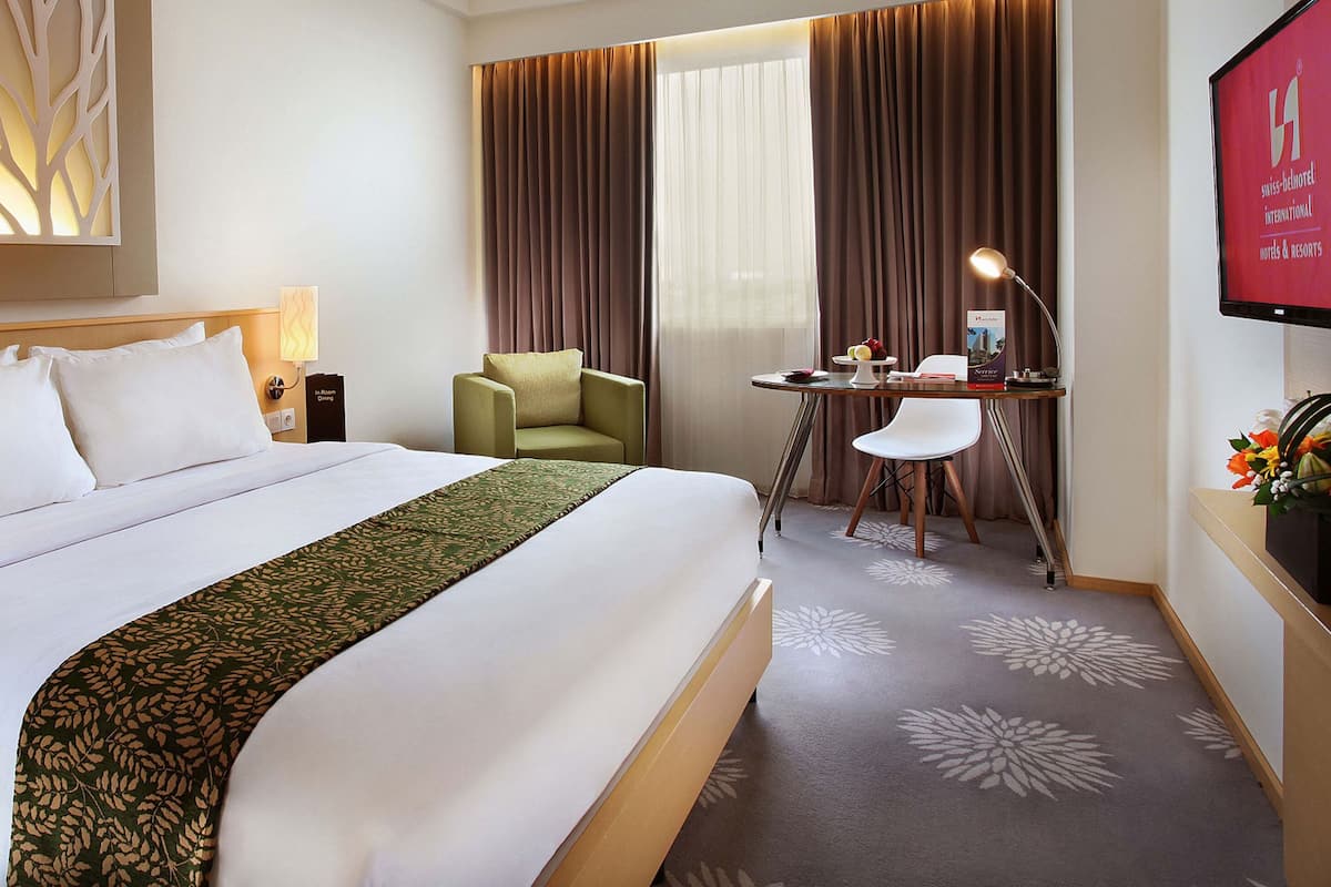 Deluxe Double Room | Premium bedding, in-room safe, desk, laptop workspace