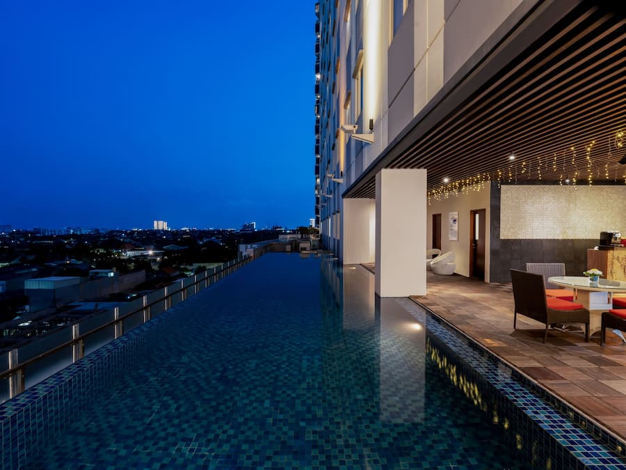 Piscine extérieure, chaises longues