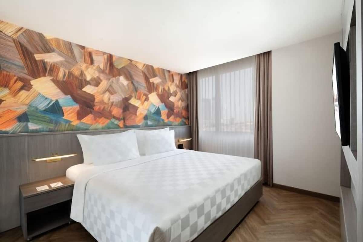 Premium bedding, in-room safe, desk, laptop workspace