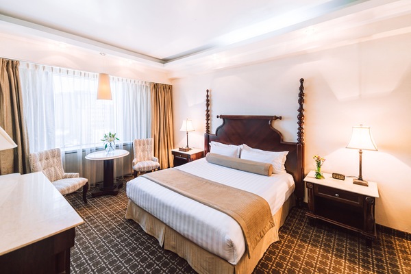 Premium bedding, down comforters, minibar, in-room safe