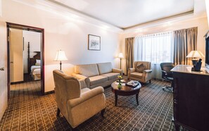 Suite, 2 habitaciones | Ropa de cama de alta calidad, edredón y minibar 