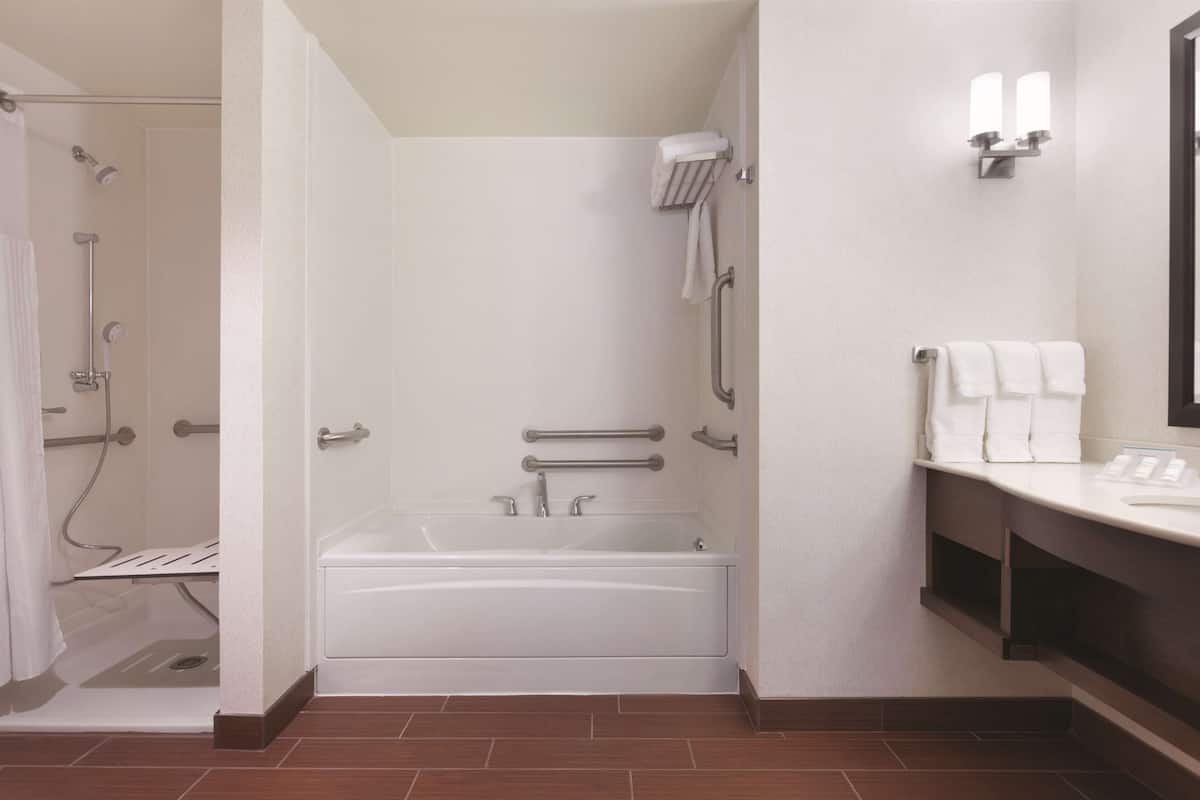 free toiletries, towels