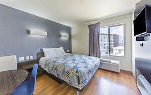 Desk, iron/ironing board, free WiFi, bed sheets - Motel 6 Laredo, TX - Airport (Laredo)