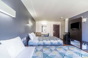 Habitación estándar, 2 camas dobles, no fumadores | Escritorio, tabla de planchar con plancha, wifi gratis y ropa de cama