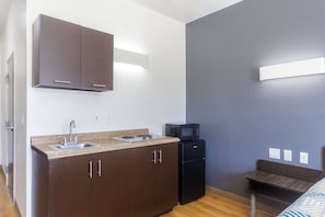 Standard Room, 1 Queen Bed, Non Smoking | Desk, iron/ironing board, free WiFi, bed sheets - Motel 6 Laredo, TX - Airport (Laredo)