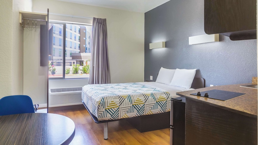 Motel 6 Laredo, TX - Airport