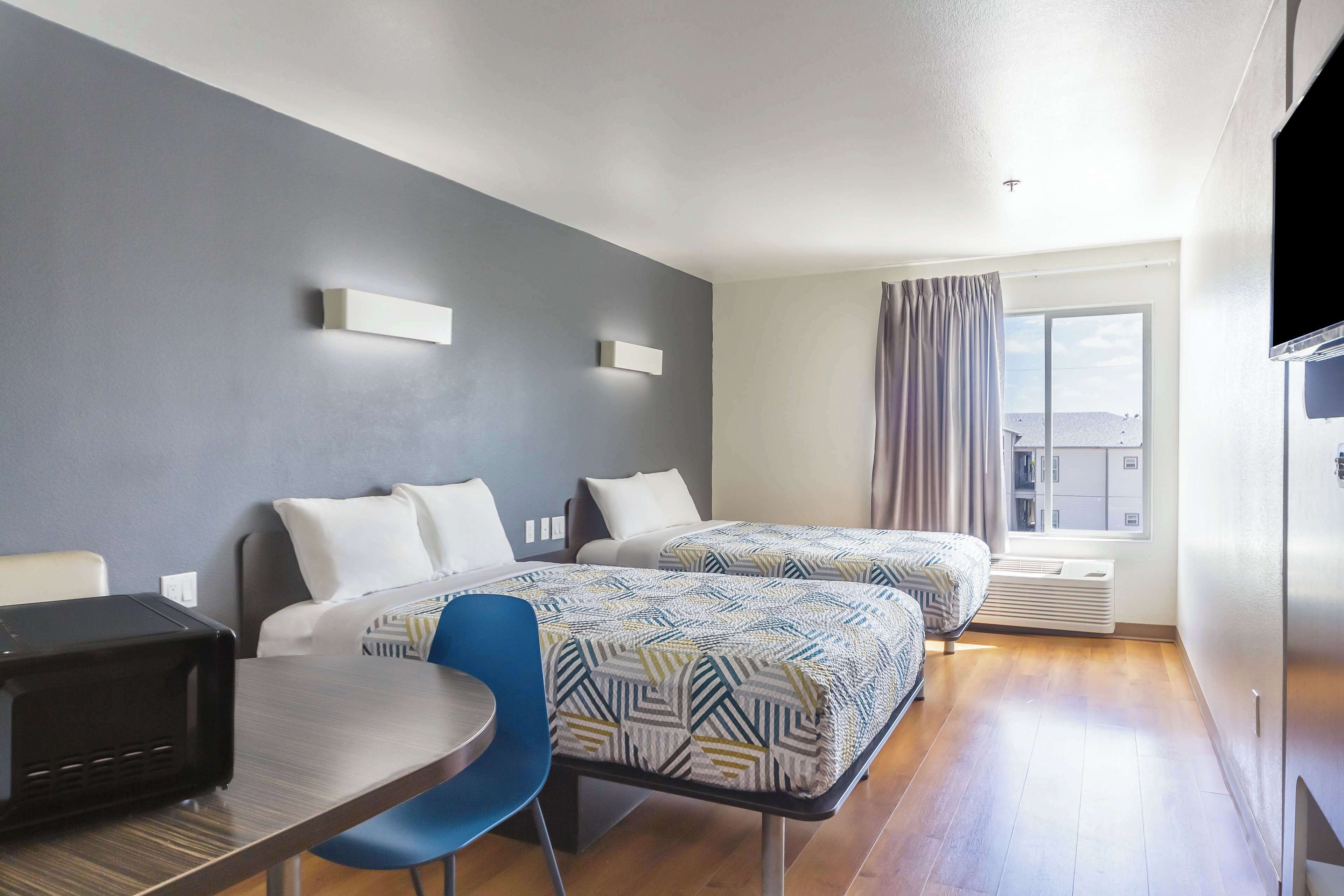 Habitación estándar, 2 camas dobles, no fumadores | Escritorio, tabla de planchar con plancha, wifi gratis y ropa de cama