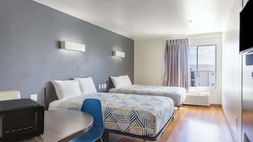 Habitación estándar, 2 camas dobles, no fumadores | Escritorio, tabla de planchar con plancha, wifi gratis y ropa de cama