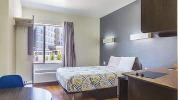 Escritorio, tabla de planchar con plancha, wifi gratis y ropa de cama