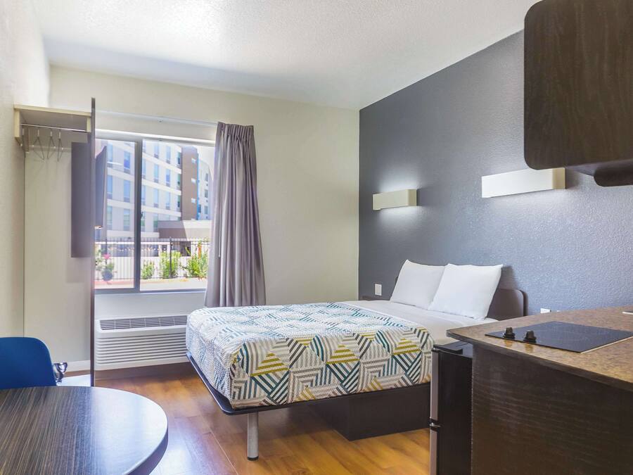 Standard Room, 1 Queen Bed, Non Smoking | Desk, iron/ironing board, free WiFi, bed sheets