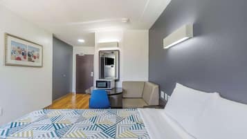 Standard Room, 1 Queen Bed, Non Smoking | Desk, iron/ironing board, free WiFi, bed sheets