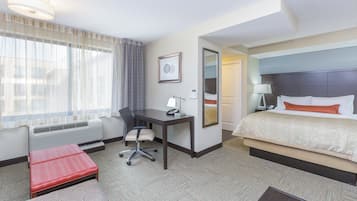 Studio Suite, 1 Queen Bed, Kitchen | Desk, iron/ironing board, free WiFi, bed sheets