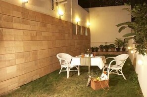 Outdoor dining - Red Carpet Residence (Bengaluru)