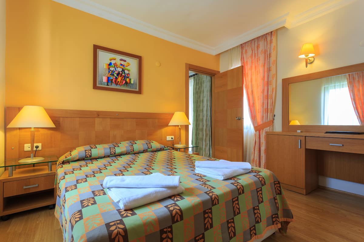 Premium bedding, minibar, soundproofing, bed sheets