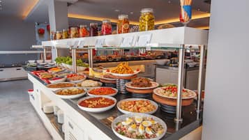 2 restaurants servant le petit déjeuner et le dîner