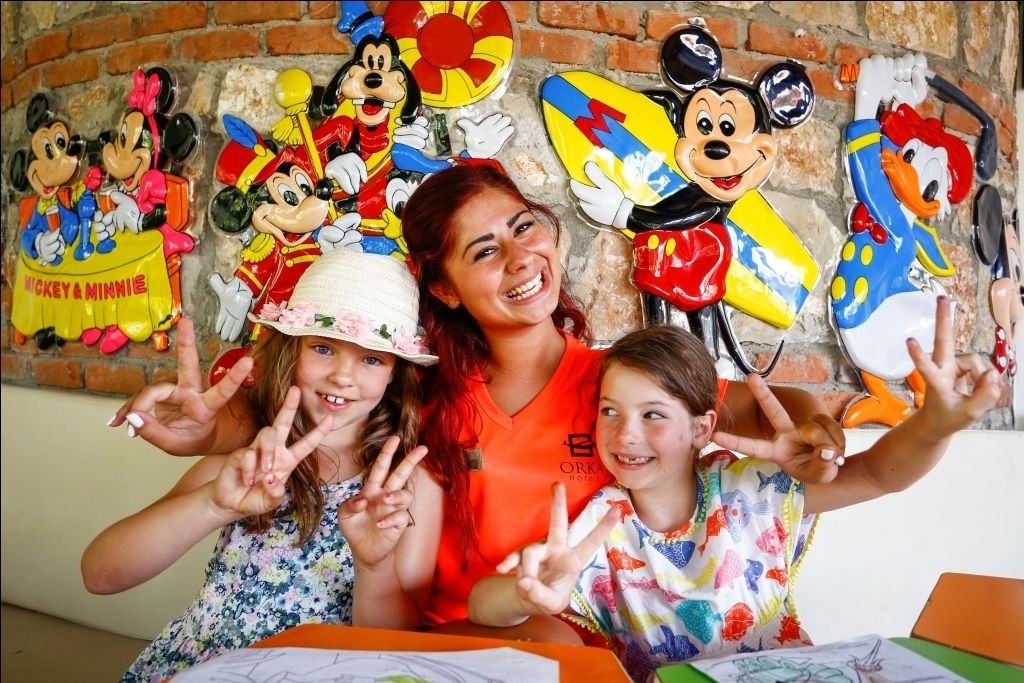 Una habitación con pared de ladrillo y diversas decoraciones de personajes de Disney.