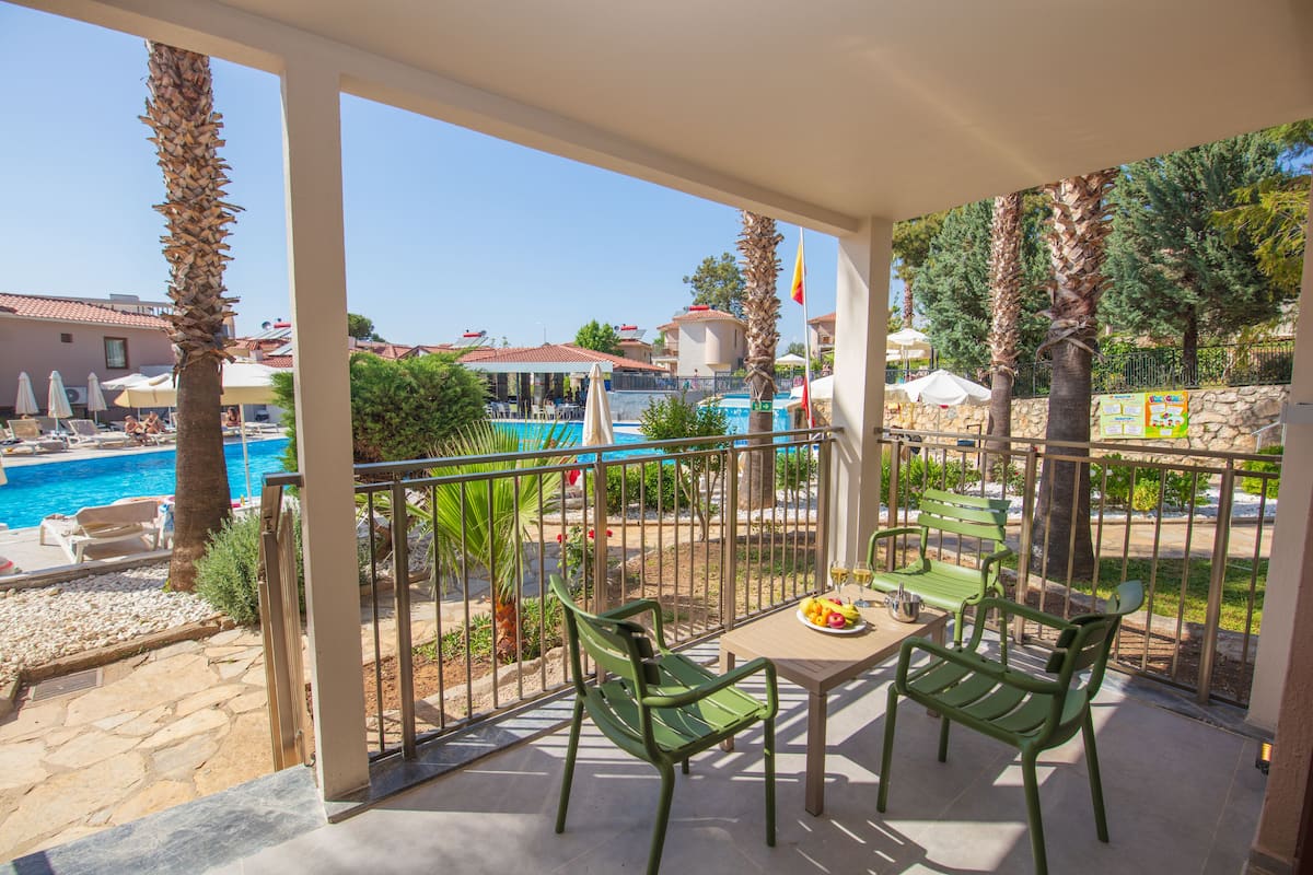 Premium bedding, minibar, soundproofing, bed sheets