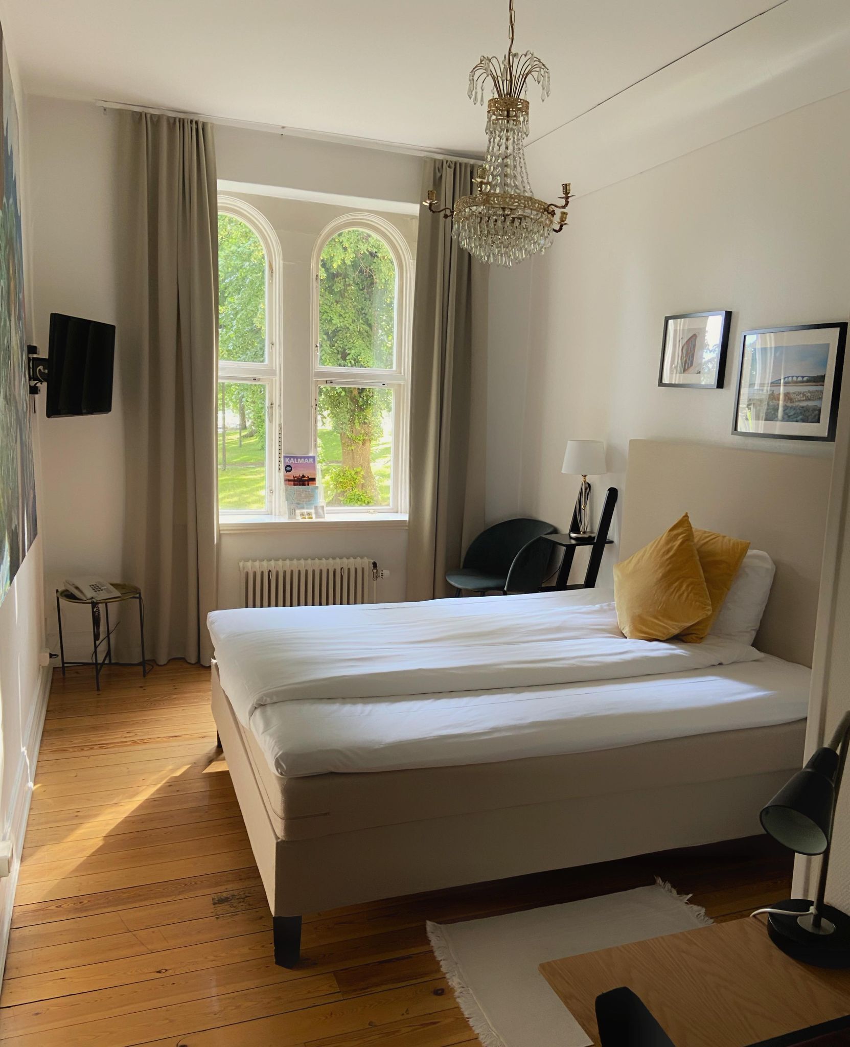 standard room, 1 single bed, non smoking | in-room safe, individually decorated, individually furnished, desk