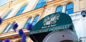 A hotel sign with the name "FRIMURARE HOTELLET" and a coat of arms. - Frimurarehotellet, Sure Hotel Collection by Best Western (Kalmar)