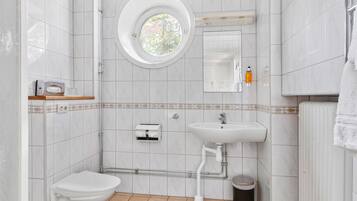 Standaard kamer, 1 eenpersoonsbed, niet-roken | Badkamer | Een haardroger, handdoeken, zeep, shampoo