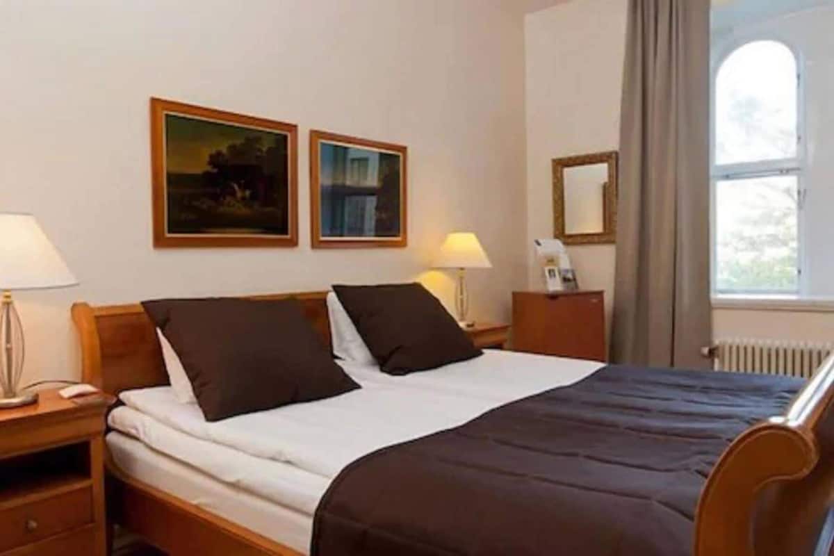 Ropa de cama hipoalergénica y caja de seguridad en la habitación