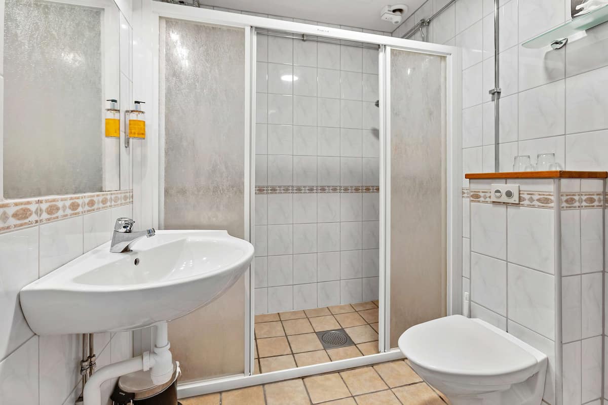 superior room, 1 king bed, non smoking | bathroom | hair dryer, towels, soap, shampoo