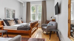 Chambre supérieure, 1 très grand lit, non-fumeur | Literie hypoallergénique, coffre-fort, bureau, fer et planche à repasser