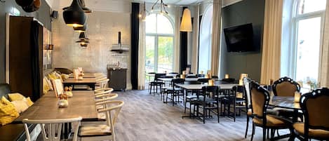 Café da manhã com buffet grátis todos os dias