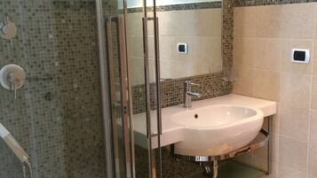 Camera tripla | Bagno | Asciugacapelli, bidet, asciugamani