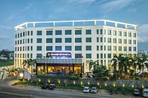 Fachada da propriedade à noite