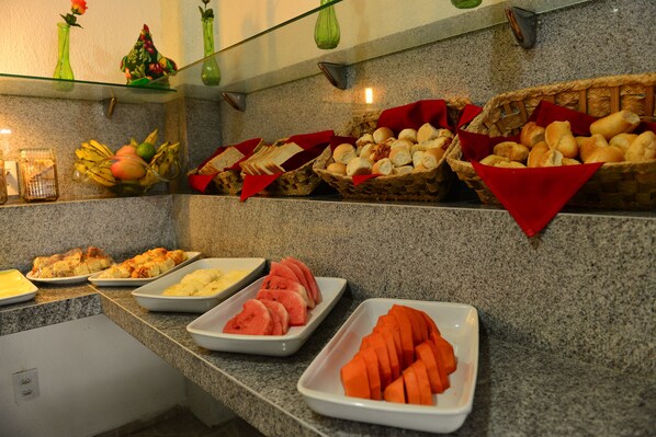 包含每日自助早餐